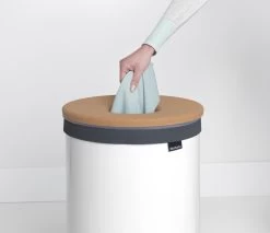 Brabantia Wasmand Met Deksel - 60 L - White / Kurken Deksel -Huishoudelijke Schoonmaak 1200x1033 1