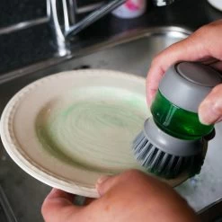 In Round Afwasborstel Met Zeepdispenser / Zeepreservoir – Inclusief Houder – Grijs – Afwas Borstel – Zeep Handborstel – Doseerpomp – Afwasmiddel Dispenser – Navulbaar -Huishoudelijke Schoonmaak 1200x1200 374