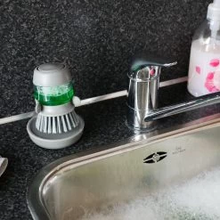 In Round Afwasborstel Met Zeepdispenser / Zeepreservoir – Inclusief Houder – Grijs – Afwas Borstel – Zeep Handborstel – Doseerpomp – Afwasmiddel Dispenser – Navulbaar -Huishoudelijke Schoonmaak 1200x1200 375
