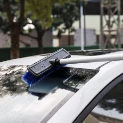 Navaris Telescopische Autowasborstel - Watergevoerde Wasborstel Voor Auto's En Ramen Met Uitschuifbare Lange Handgreep En Zachte Haren - Blauw -Huishoudelijke Schoonmaak 1200x1200 825