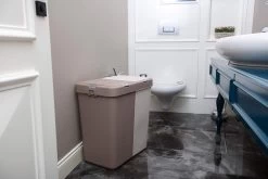 Motek® - Wasmand - 2 Vakken Met Deksel - Met Touch Deksel - Gemaakt Van 100% Gerecycled Kunststof - 80 L - Wasmand Met Deksel - Wassorteerder - Grijs - Wit 16 Motek® - Wasmand - 2 Vakken Met Deksel - Met Touch Deksel - Gemaakt Van 100% Gerecycled Kunststof - 80 L - Wasmand Met Deksel - Wassorteerder - Grijs - Wit -Huishoudelijke Schoonmaak 1200x800 11