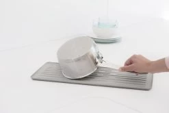 Brabantia SinkSide Afdruiprek Compact - Mid Grey 16 Brabantia SinkSide Afdruiprek Compact - Mid Grey -Huishoudelijke Schoonmaak 1200x801 1