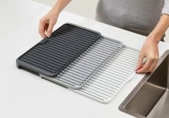 Joseph Joseph - Tier - Afdruipmat - Uitschuifbaar - Grijs -Huishoudelijke Schoonmaak 1200x836 3