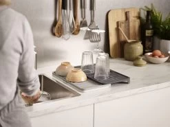 Joseph Joseph - Tier - Afdruipmat - Uitschuifbaar - Grijs -Huishoudelijke Schoonmaak 1200x900 11