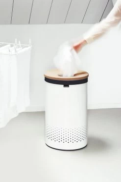 Brabantia Wasmand Met Deksel - 60 L - White / Kurken Deksel -Huishoudelijke Schoonmaak 799x1200 1